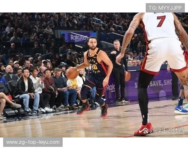 库里最后一投命中,金州勇士替补席起身 库里最后一投命中,金州勇士替补席起身