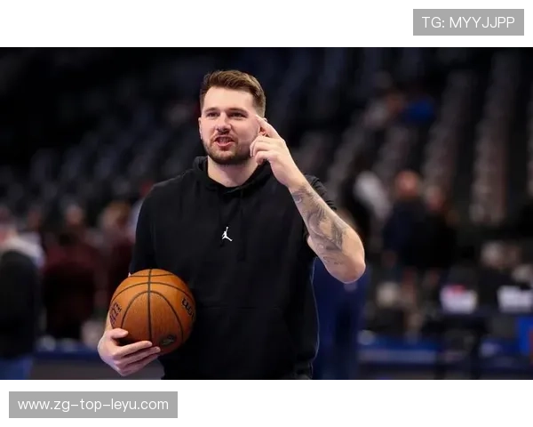 东契奇背身一步甩开防守，独行侠主场稳住局面